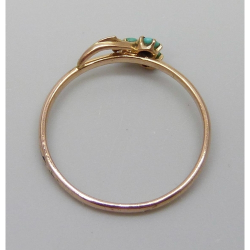 7068 - A vintage 18ct gold and turquoise set ring, 1.1g, M