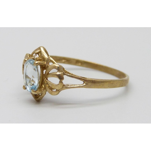 7080 - A 9ct gold and blue stone ring, 1.0g, O