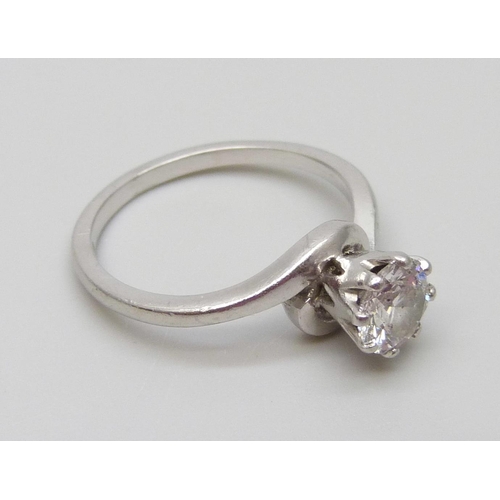 7081 - A handmade platinum and diamond solitaire ring, with valuation certificate and GIA report, 3.9g, K, ... 