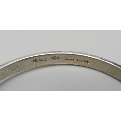 7086 - A Mexican silver buckle bangle, with import hallmark, 20g, 45mm x 60mm