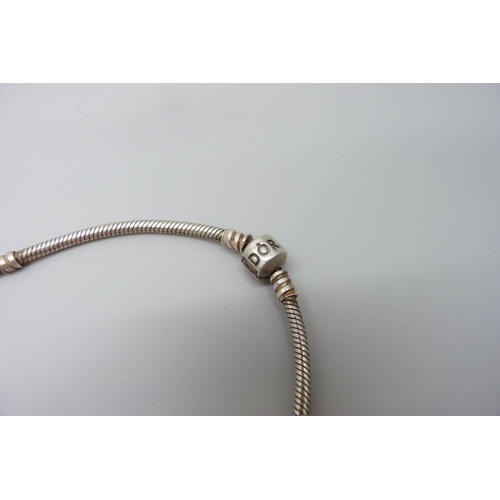 7087 - A silver Pandora necklace