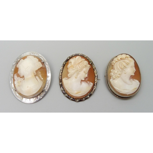 7089 - Three silver cameo brooches