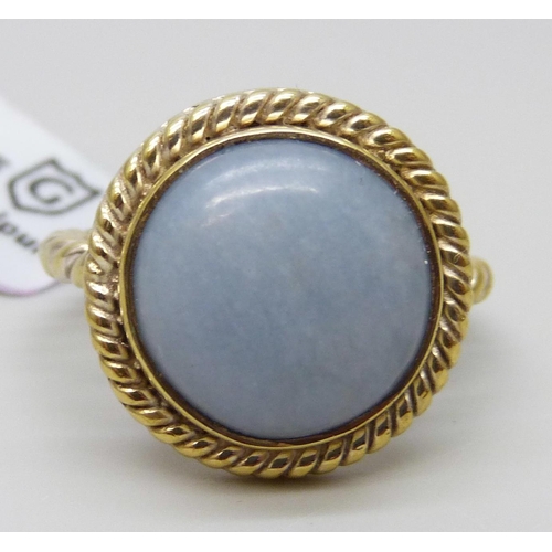 7104 - A silver gilt angelite cabochon set ring, S