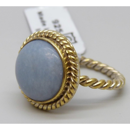 7104 - A silver gilt angelite cabochon set ring, S