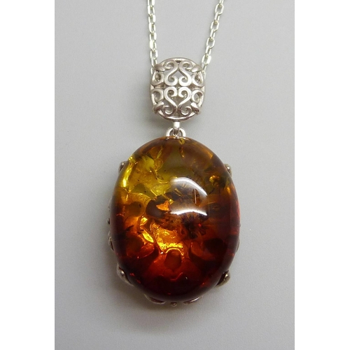 7109 - A silver and amber set pendant and chain