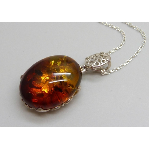 7109 - A silver and amber set pendant and chain