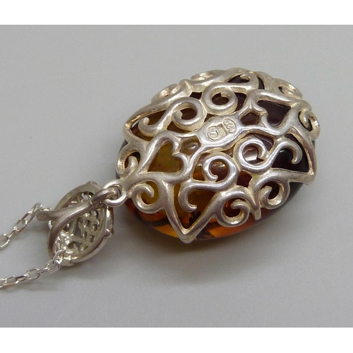 7109 - A silver and amber set pendant and chain