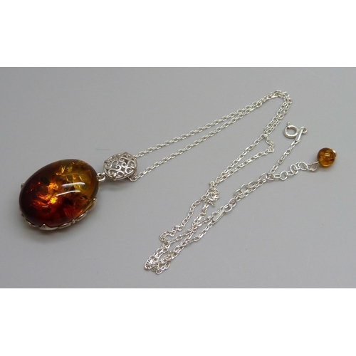 7109 - A silver and amber set pendant and chain