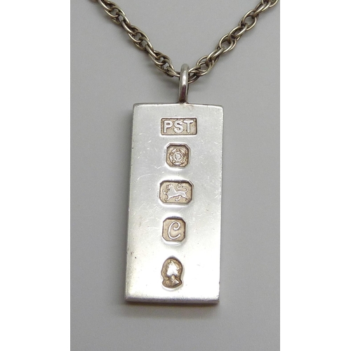 7111 - A silver ingot pendant on a silver chain, 39g