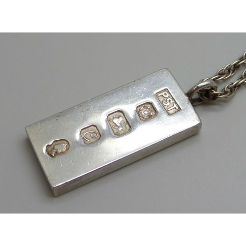 7111 - A silver ingot pendant on a silver chain, 39g