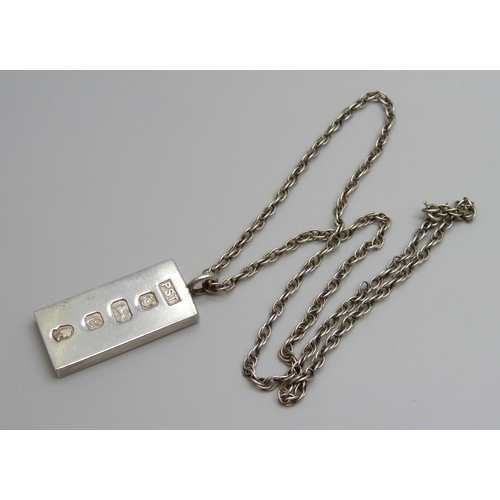 7111 - A silver ingot pendant on a silver chain, 39g