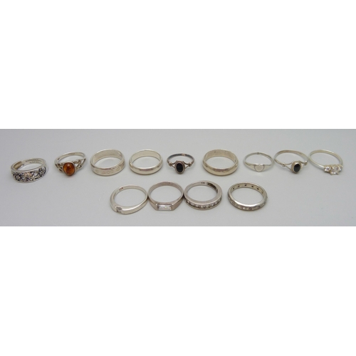 7115 - Thirteen silver rings, 28g