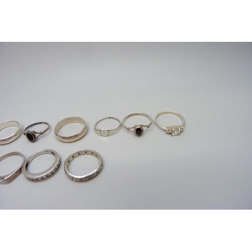 7115 - Thirteen silver rings, 28g