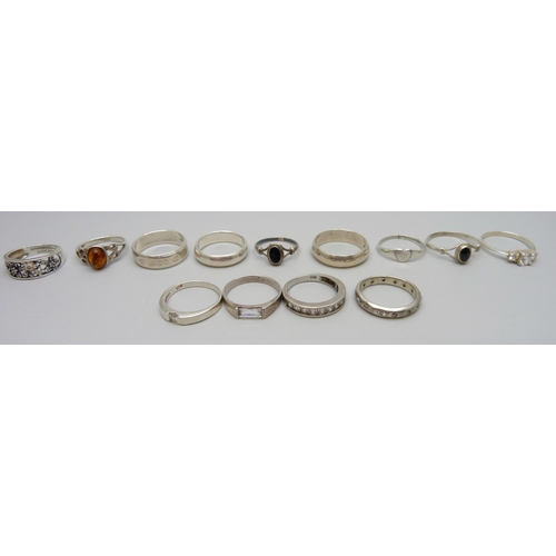 7115 - Thirteen silver rings, 28g