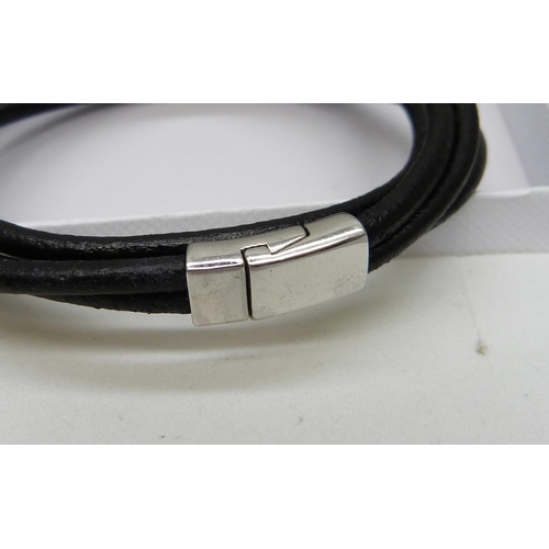 7118 - A silver mounted leather wrap bracelet or necklace