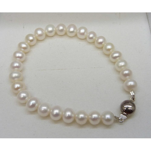 7122 - An Akoya pearl bracelet with silver clasp