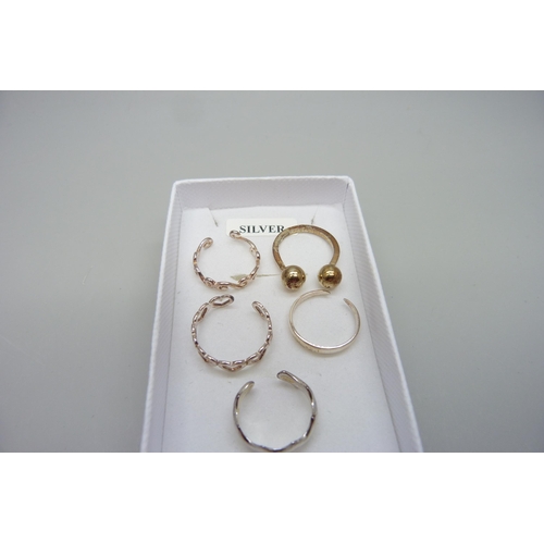 7124 - Five silver toe rings, 6g