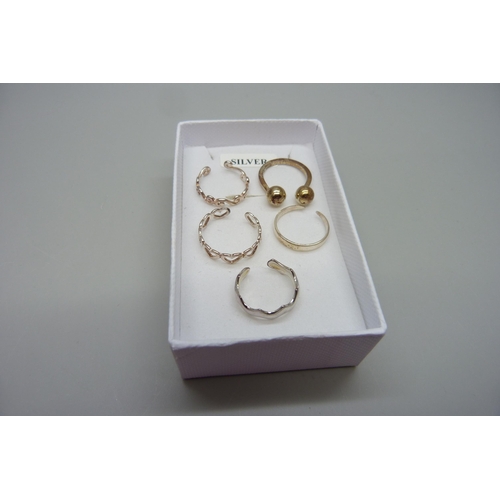 7124 - Five silver toe rings, 6g