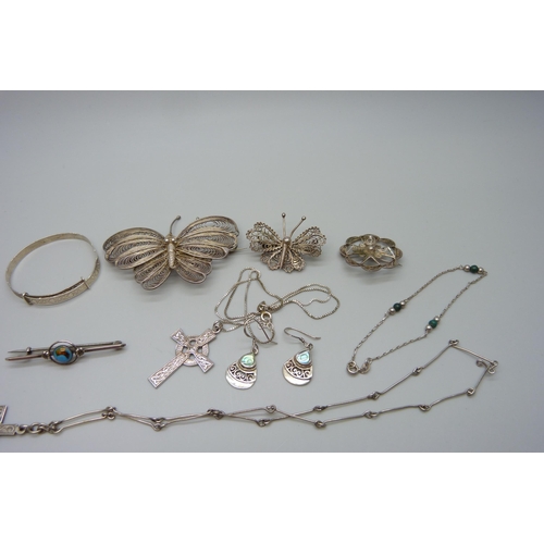 7131 - A collection of silver jewellery including brooches, bracelets, pendants, etc.