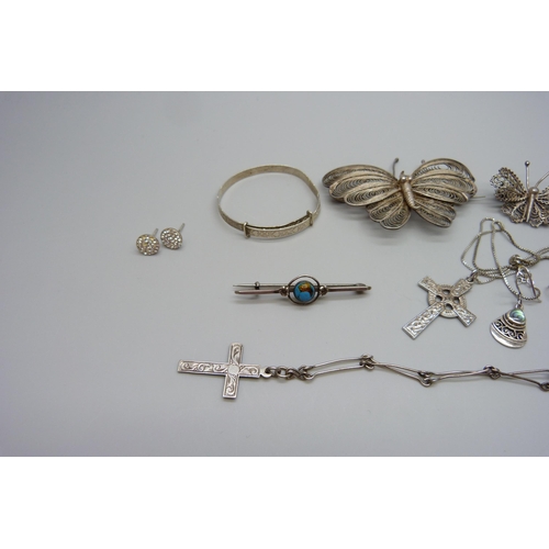 7131 - A collection of silver jewellery including brooches, bracelets, pendants, etc.