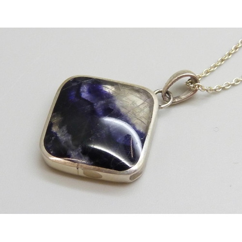 7132 - A Blue John and silver pendant on a silver chain by Andrew Elliot