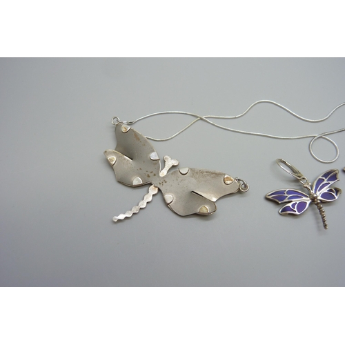 7140 - A silver dragonfly pendant and chain and matching earrings