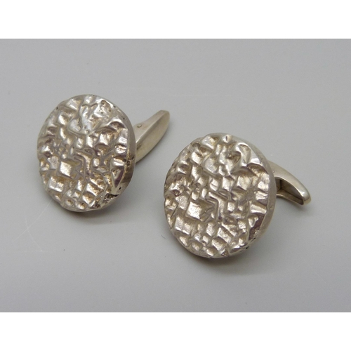 7142 - A pair of heavy cast silver cufflinks by Andrew Elliot, 22g