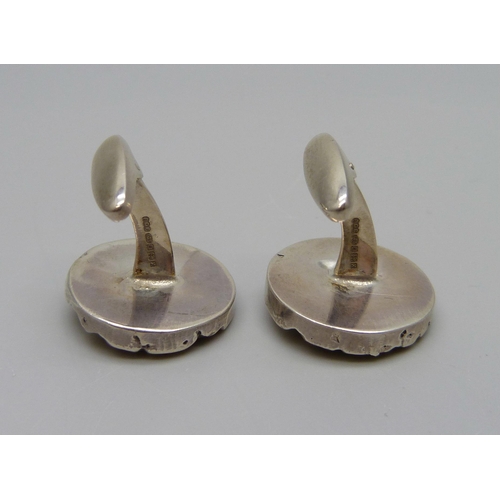 7142 - A pair of heavy cast silver cufflinks by Andrew Elliot, 22g