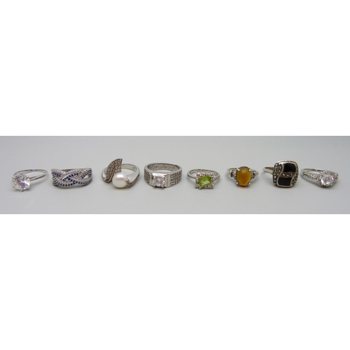 7146 - A collection of eight silver rings, one set with a pearl, 31g