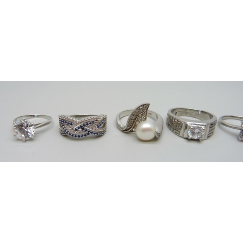 7146 - A collection of eight silver rings, one set with a pearl, 31g