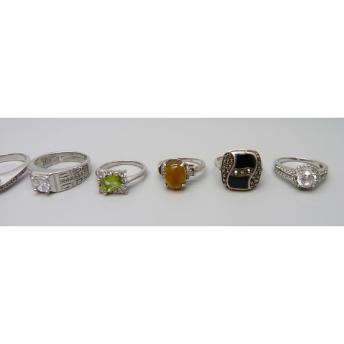 7146 - A collection of eight silver rings, one set with a pearl, 31g