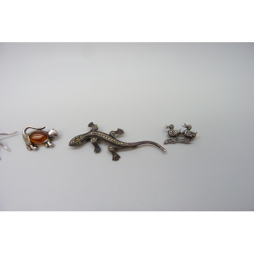 7149 - Five silver 'animal' brooches, (two not hallmarked, test as silver)