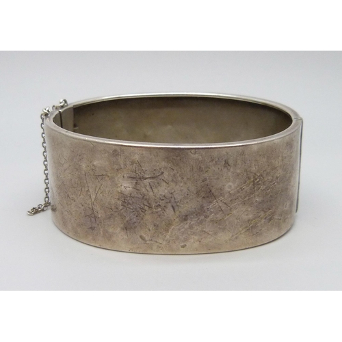 7152 - A Victorian silver cuff bangle, 26g