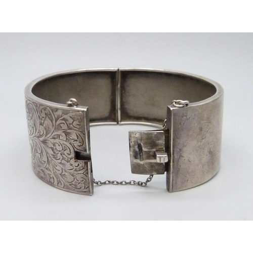 7152 - A Victorian silver cuff bangle, 26g