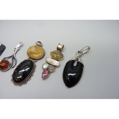 7176 - Five large pendants