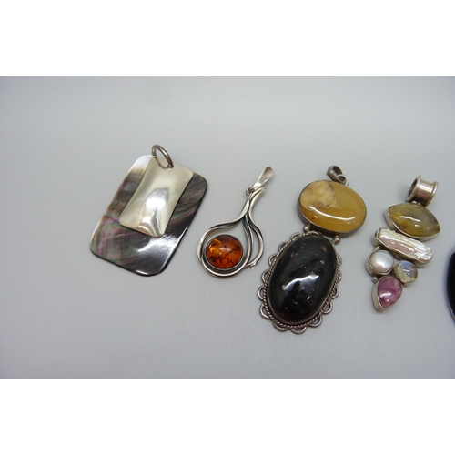 7176 - Five large pendants