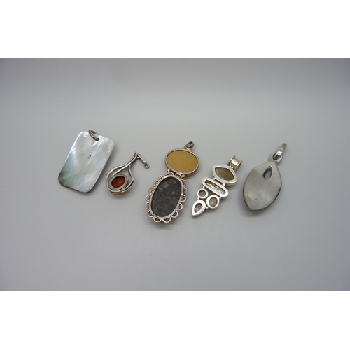 7176 - Five large pendants