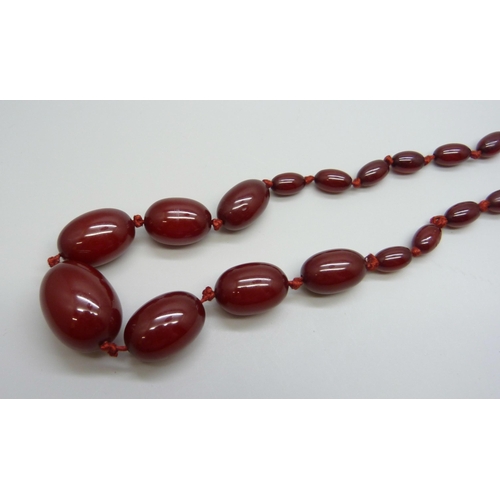 7179 - A sherry amber bead necklace, 46g, largest bead 27mm x 20mm