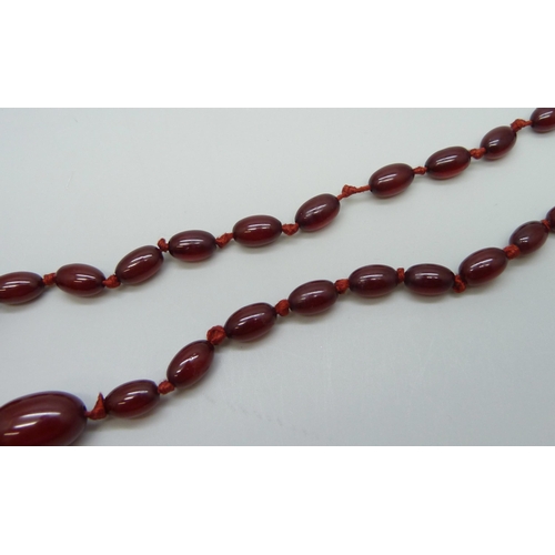 7179 - A sherry amber bead necklace, 46g, largest bead 27mm x 20mm