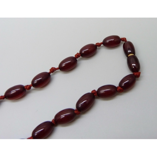 7179 - A sherry amber bead necklace, 46g, largest bead 27mm x 20mm