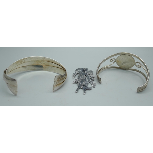 7206 - An Art Nouveau style brooch, a silver bangle (27g) and an alpaca Mexican bangle