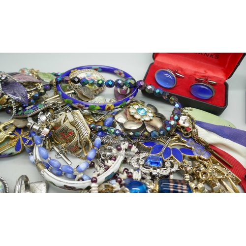 7234 - A collection of costume jewellery including brooches, cufflinks, necklaces, bangles, etc.