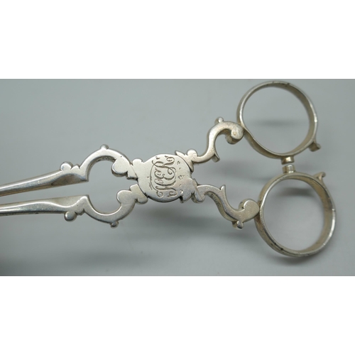 7344 - A pair of Georgian silver sugar nips