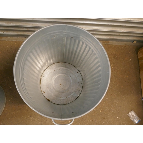 5123 - 5 galvanised steel bins with lids