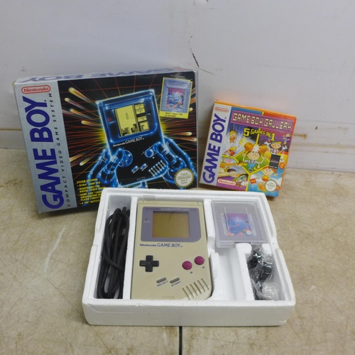 5070 - An original 1989 DMG-01 Nintendo Game Boy handheld games console in original box with Tetris game an... 