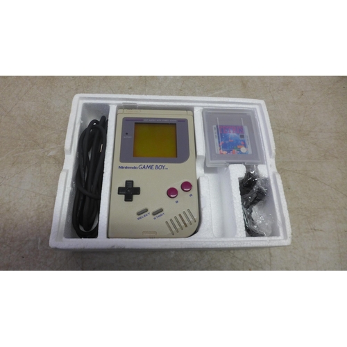 5070 - An original 1989 DMG-01 Nintendo Game Boy handheld games console in original box with Tetris game an... 