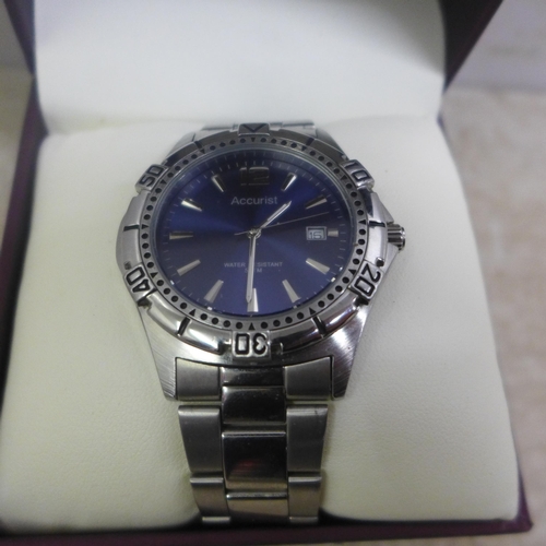 5077 - An Accurist gentleman's wristwatch in box