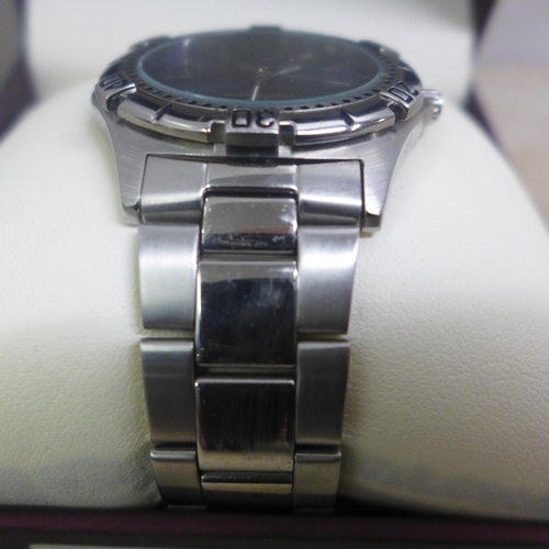 5077 - An Accurist gentleman's wristwatch in box