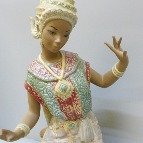 2003 - A large Lladro figure, 2069 Thai Kneeling Girl, (a/f, fingers and thumb on right hand), 44cm