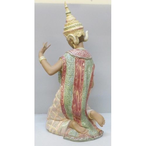 2003 - A large Lladro figure, 2069 Thai Kneeling Girl, (a/f, fingers and thumb on right hand), 44cm